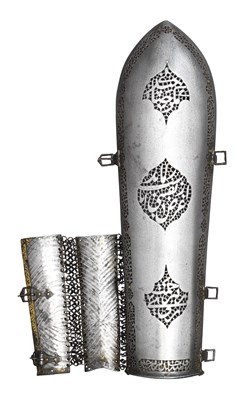 Lot 127 - A FINE PERSIAN SAFAVID BAZU BAND