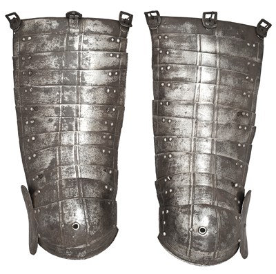 Lot 301 - A PAIR OF NORTH GERMAN KNEE-LENGTH TASSETS OF ADJUSTABLE LENGTH