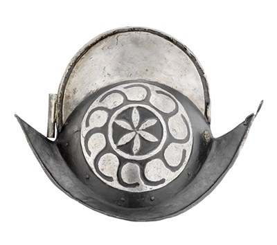 Lot 260 - A NORTH GERMAN 'BLACK AND WHITE' COMB MORION