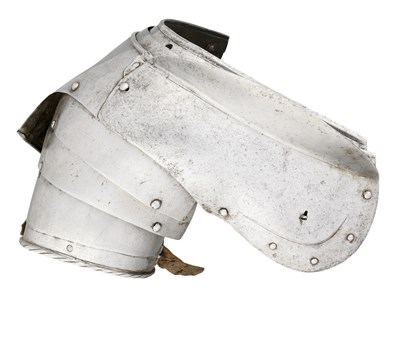Lot 305 - A SOUTH GERMAN RIGHT PAULDON FOR FOOT COMBAT