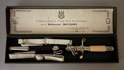 Lot 259 - A CASED POLISH MODEL 1954 AIRFORCE DAGGER WITH PRESENTATION INSCRIPTION