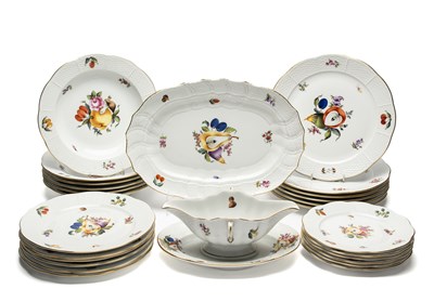 Lot 18 - A HEREND PART DINNER SERVICE