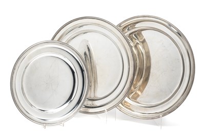 Lot 134 - A SET OF THREE SOUTH AMERICAN SILVER SERVING PLATTERS