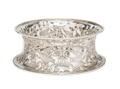 Lot 193 - AN EDWARDIAN SILVER DISH RING