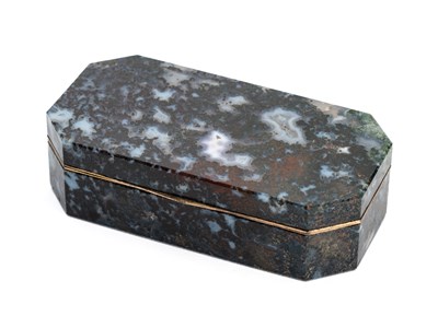 Lot 252 - â€¡Â A GOLD-MOUNTED MOSS AGATE SNUFF BOX