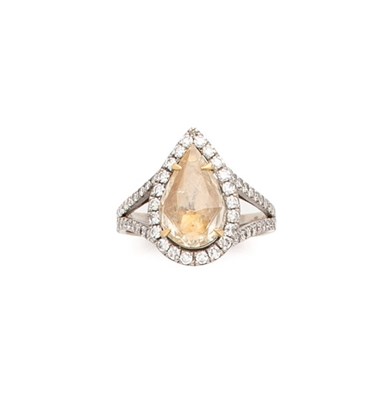 Lot 277 - YELLOW DIAMOND RING