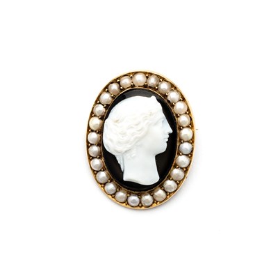 Lot 290 - HARDSTONE CAMEO AND HALF-PEARL BROOCH