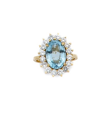 Lot 295 - AQUAMARINE AND DIAMOND RING