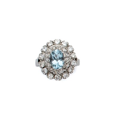 Lot 298 - AQUAMARINE AND DIAMOND RING