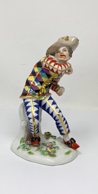 Lot 9 - A MEISSEN FIGURE OF THE FRIGHTENED HARLEQUIN, 20TH CENTURY