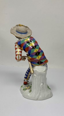 Lot 9 - A MEISSEN FIGURE OF THE FRIGHTENED HARLEQUIN, 20TH CENTURY