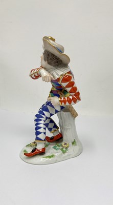 Lot 9 - A MEISSEN FIGURE OF THE FRIGHTENED HARLEQUIN, 20TH CENTURY