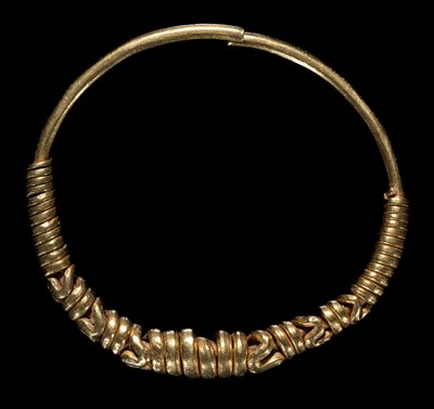 Lot 280 - A SMALL GOLD BRACELET, JAVA, INDONESIA, 8TH-10TH CENTURY