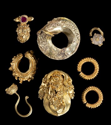 Lot 285 - A COLLECTION OF GOLD JEWELLERY AND ORNAMENTS, JAVA, INDONESIA, 10TH-14TH CENTURIES