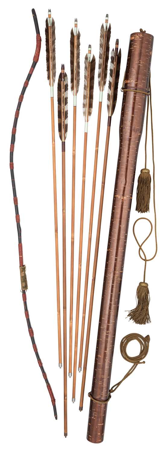 Lot 183 - A JAPANESE SHORT BOW (SHIGETO NO YUMI), ARROWS AND LACQUERED QUIVER (NURI UTSUBO), EDO PERIOD