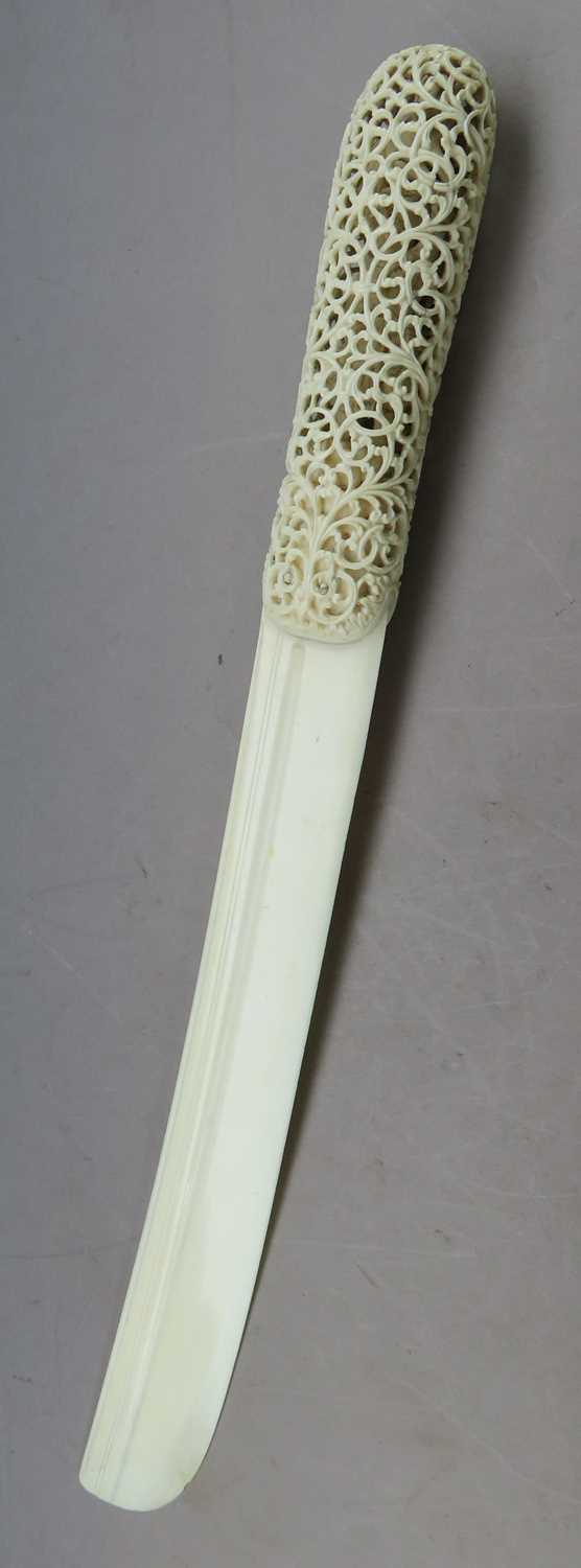 Lot 216 - ËœA BURMESE IVORY PAPER KNIFE, LATE 19TH/EARLY 20TH CENTURY
