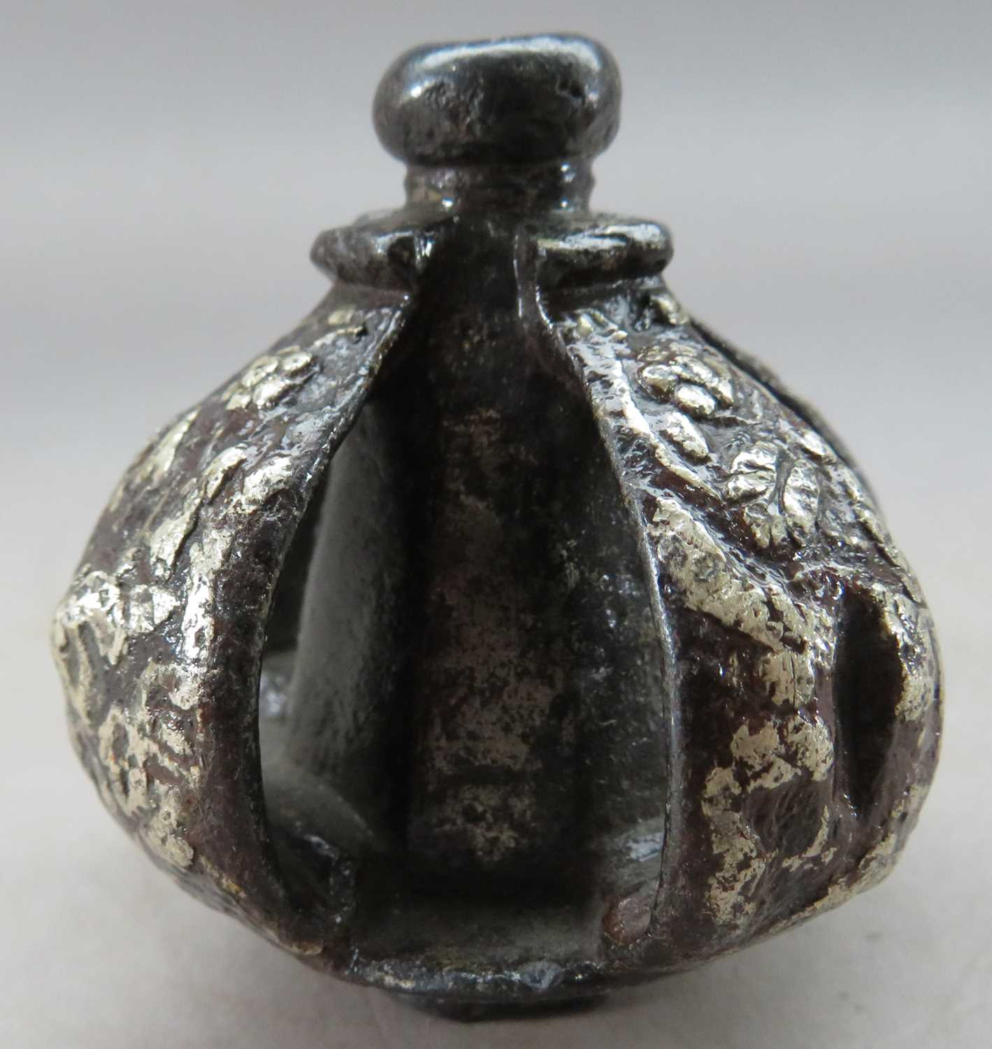Lot 290 - â“Œ A DETACHED POMMEL FROM AN ENGLISH SILVER-ENCRUSTED RAPIER, CIRCA 1620