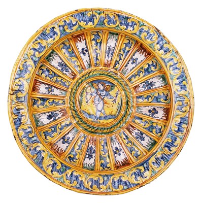 Lot 28 - A LARGE ITALIAN MAIOLICA FLUTED DISH