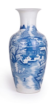 Lot 51 - A CHINESE BLUE AND WHITE PORCELAIN VASE