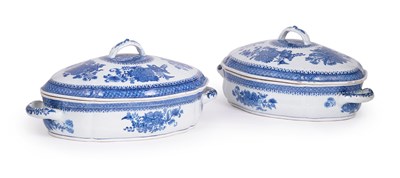 Lot 54 - A PAIR OF CHINESE EXPORT BLUE AND WHITE TWO-HANDLED TUREENS AND COVERS