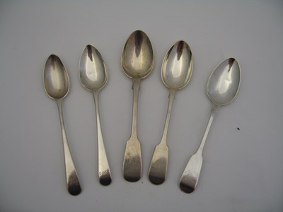 Lot 105 - A SET OF TWELVE WILLIAM IV SILVER TEASPOONS