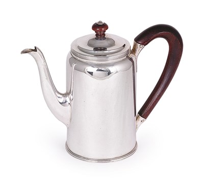 Lot 208 - A GEORGE III SILVER SMALL COFFEE POT AND COVER