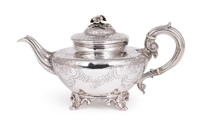 Lot 230 - A SMALL VICTORIAN SILVER TEAPOT