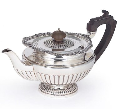 Lot 231 - AN EDWARDIAN SILVER TEAPOT