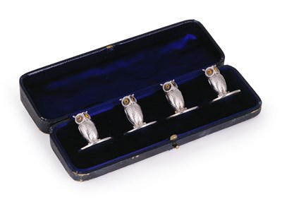 Lot 258 - A SET OF FOUR EDWARDIAN SILVER 'OWL 'CARD HOLDERS