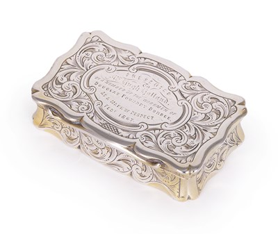 Lot 280 - A VICTORIAN SILVER-GILT SNUFF BOX