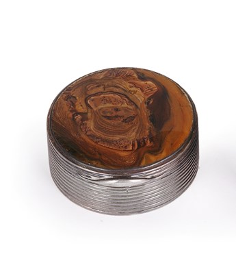 Lot 322 - A GEORGE III SILVER AND AGATE SNUFF BOX