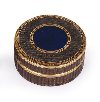 Lot 323 - A GOLD-MOUNTED COMPOSITION SNUFF BOX