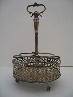 Lot 367 - A GEORGE III SILVER CRUET FRAME