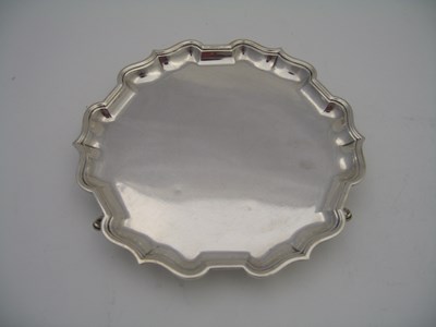 Lot 368 - AN EDWARDIAN SILVER SALVER