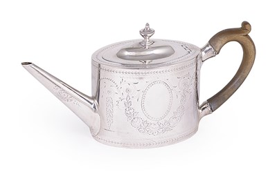 Lot 371 - A GEORGE III SILVER TEAPOT