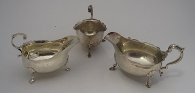 Lot 387 - A GEORGE III SILVER SAUCEBOAT