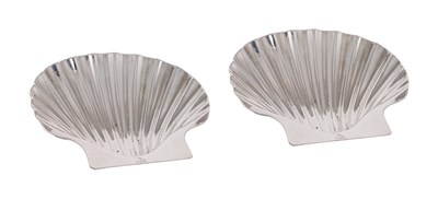 Lot 390 - A PAIR OF GEORGE II SILVER SHELLS