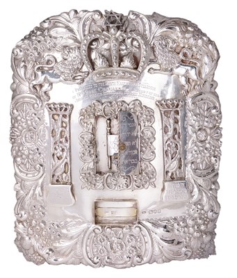 Lot 410 - A GEORGE V SILVER TORAH SHIELD (TAS)