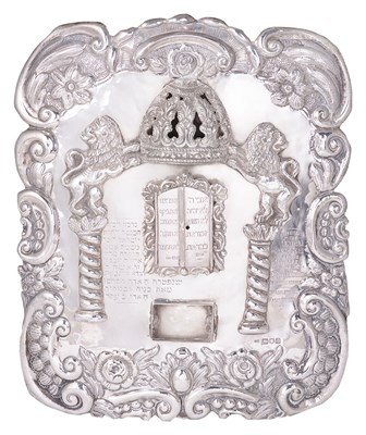 Lot 411 - AN EDWARDIAN SILVER TORAH SHIELD (TAS)