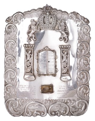 Lot 413 - A GEORGE V SILVER TORAH SHIELD (TAS)