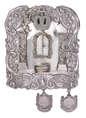 Lot 414 - A GEORGE V SILVER TORAH SHIELD (TAS)