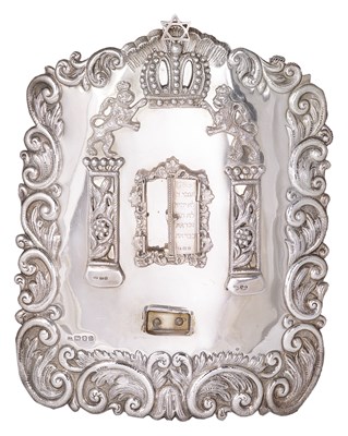 Lot 418 - A GEORGE V SILVER TORAH SHIELD (TAS)