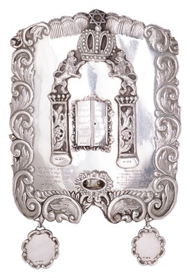 Lot 423 - A GEORGE V SILVER TORAH SHIELD (TAS)