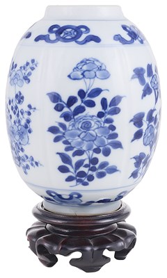 Lot 6 - A CHINESE BLUE AND WHITE PORCELAIN VASE