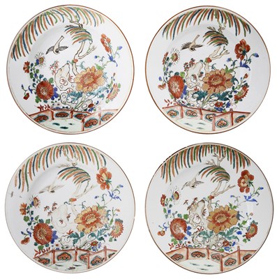 Lot 7 - A PAIR OF CHINESE EXPORT PORCELAIN PLATES AND A PAIR OF BOWLS