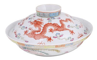 Lot 10 - A CHINESE FAMILLE ROSE BOWL AND COVER