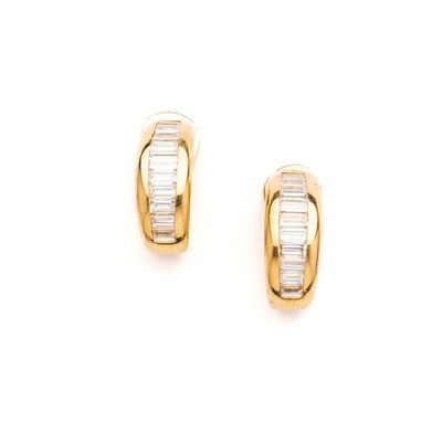 Lot 246 - GARRARD'S & CO.: PAIR OF DIAMOND AND GOLD EAR CLIPS, 1995