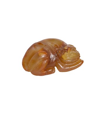 Lot 39 - A CHINESE AGATE CARVING OF A LION