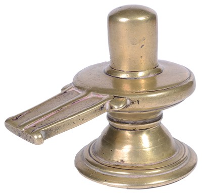 Lot 117 - A SMALL BRASS YONI-LINGAM