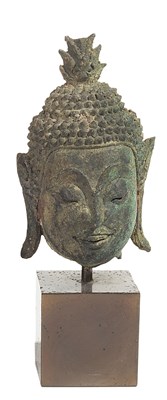 Lot 149 - A SMALL BRONZE HEAD OF BUDDHA